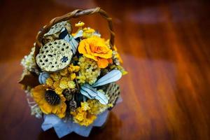 buquê de flores secas em uma cesta foto
