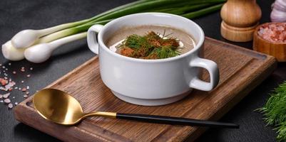 uma deliciosa sopa fresca e espessa de puré de cogumelos com pão ralado, especiarias e ervas foto