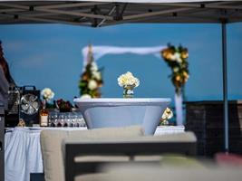 decorações de casamento. mesas decoradas em um terraço ensolarado foto