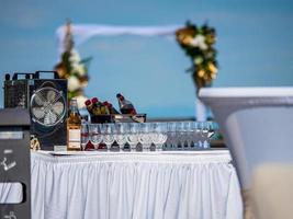 decorações de casamento. mesas decoradas em um terraço ensolarado foto