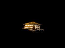 as luzes dos hotéis em uma encosta à noite. foto