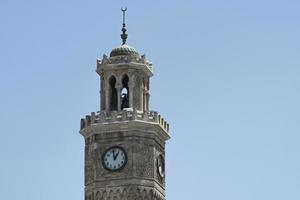 izmir, turquia, torre do relógio na praça konak foto