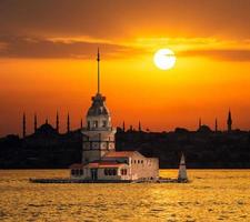 torre da donzela e silhueta de istambul por do sol foto