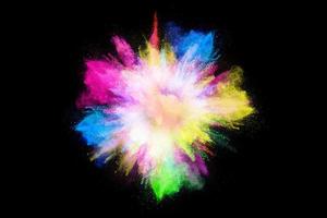 explosão de pó colorido, isolada em fundo preto foto