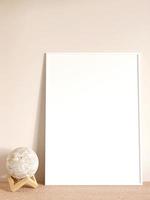 cartaz branco vertical moderno e minimalista ou maquete de moldura na mesa de madeira da sala de estar. renderização 3D. foto