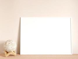 cartaz branco horizontal moderno e minimalista ou maquete de moldura na mesa de madeira da sala de estar. renderização 3D. foto
