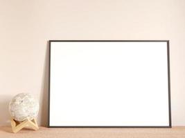 cartaz preto horizontal moderno e minimalista ou maquete de moldura na mesa de madeira da sala de estar. renderização 3D. foto