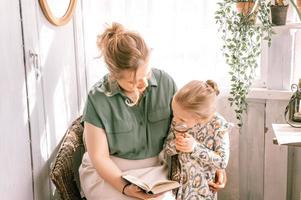 mãe mãe filha criança casa livro foto