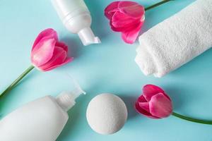 cosméticos orgânicos para tratamentos de spa em um fundo azul. conceito de cuidados e higiene da pele. foto