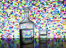 garrafa de vidro transparente cheia de vodka foto