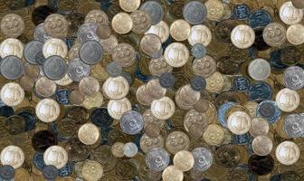 moedas pequenas ucranianas em várias multas e copeques hryvnia foto
