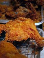 pedaço de coxinha de frango frito dourado estilo local tailandês no mercado noturno tailândia foto