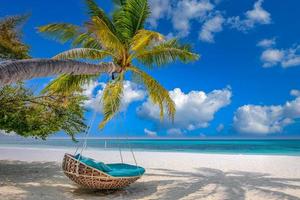 viagens de casal de verão, paraíso de praia tropical. paisagem de verão, balanço de praia na areia branca, mar calmo, praia serena. férias de verão de férias de cena de praia de luxo. destino de viagem exótico ilha natureza foto