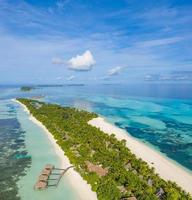 foto aérea da bela praia tropical do paraíso das Maldivas. vista incrível, lagoa azul turquesa, palmeiras e praia de areia branca. destino de férias de viagens de luxo. paisagem aérea ensolarada