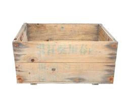 caixa de madeira isolada no fundo branco. foto