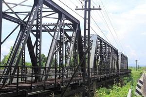 antiga ponte ferroviária na tailândia foto