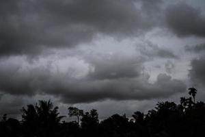 tempestade da estação chuvosa. desfocar o fundo escuro do céu e nuvens foto