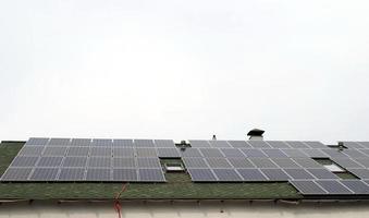 painéis solares no telhado da casa foto