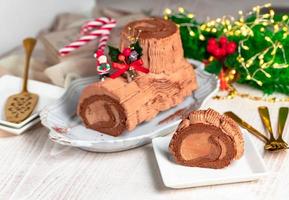 bolo de natal tradicional, log de chocolate yule com decorações festivas