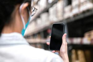 mulher feliz fazendo compras por pesquisa e pagamento compra transferência digital por pagamento de tecnologia na loja do shopping foto