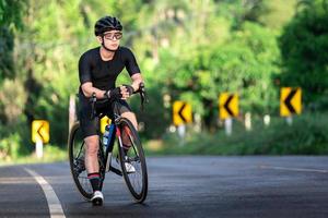 atleta de ciclismo prepare-se para andar de bicicleta na rua, estrada, com alta velocidade para hobby de exercícios e competição em tour profissional foto