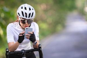 ciclista feminino ciclismo selfie mulher grupo social com telefone inteligente durante passeio de bicicleta para exercício e relaxar na montanha para uma vida saudável na estrada ou rua foto