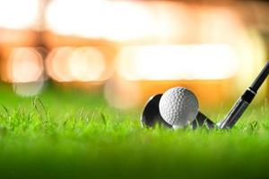 bola de golfe no tee na bela grama no campo de golfe para tiro ao buraco em uma competição com ferro 7 foto