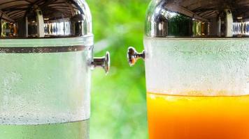 suco de laranja fresco de laranja fresca com alto teor de vitamina c da fazenda em jarra ou jarra para frescura de manhã com café da manhã em restaurang hotel e resort para saúde foto