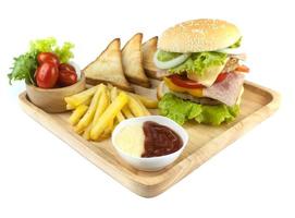 hambúrguer de porco caseiro com bacon grelhado contém legumes, queijo, alface, cebola, pimenta, especiarias em um prato de madeira isolado em backgroud branco foto