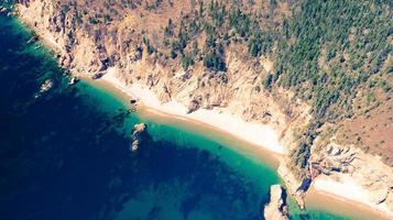 vista aérea do mar encontrando a borda da montanha cape breton na nova escócia foto