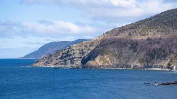 duas belas montanhas vistas da enseada da carne, cape breton, nova scotia, canadá foto