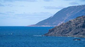 duas belas montanhas vistas de meat cove, cape breton foto