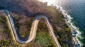 a vista aérea da estrada espiral da ilha de cape breton perto de nova escócia, canadá foto