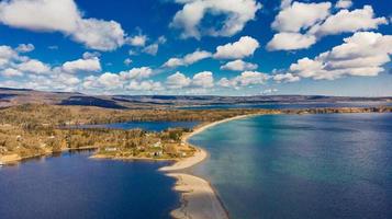 praia de ingonish separada entre o mar e a cidade, ilha de cape breton foto