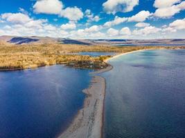 um dia nublado com vista aérea da praia de ingonish, cape breton foto