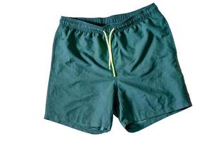 calções ou calções verdes escuros em um fundo branco isolado. foto