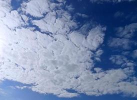 céu azul e dia nublado. foto