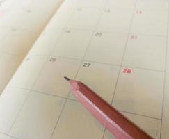 lápis no planejador de calendário. foto