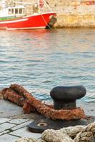 cais de ferro no porto com uma grande corda. imagem vertical. foto
