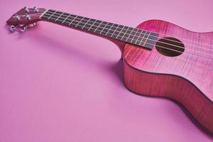 ukulele rosa contra fundo rosa com espaço de cópia em estilo mate foto