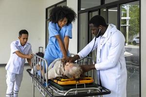 enfermeira realizando cpr para paciente com ataque cardíaco na cama enquanto corre para a unidade de emergência de uci no hospital de ambulância para paramédico e conceito de resgate de vida foto