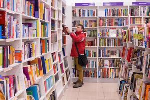 ivanovo, rússia, 21 de fevereiro de 2021, um homem escolhe um livro em uma livraria, editorial foto