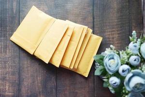 envelope bolha de papel amarelo na mesa foto