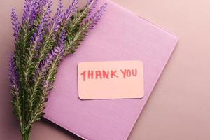 mensagem de agradecimento, bloco de notas e flor de lavanda na mesa foto