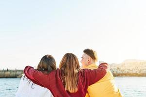 amigos de costas um para o outro e abraçando foto