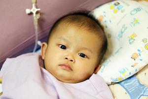 bebê asiático doente em um hospital. criança teve febre e internar no hospital. foto