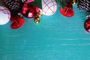 elementos de decoração de natal em fundo verde de madeira e têm espaço em branco. foto