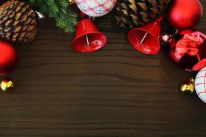 elementos de decoração de natal com fundo de madeira e espaço em branco foto