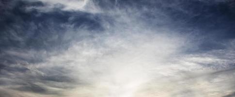 nuvens em um céu azul foto