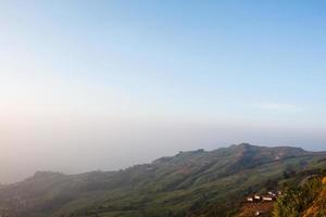 belas paisagens montanhosas em phutabberk phetchabun, tailândia foto